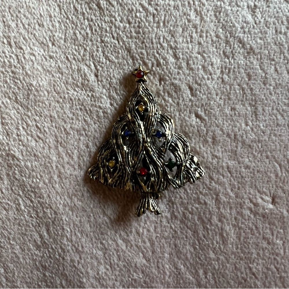 Vintage brooch 🌸